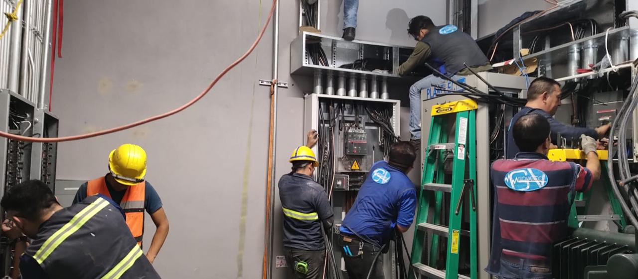 Equipo técnico de Govatec México trabajando en un tablero de baja tensión